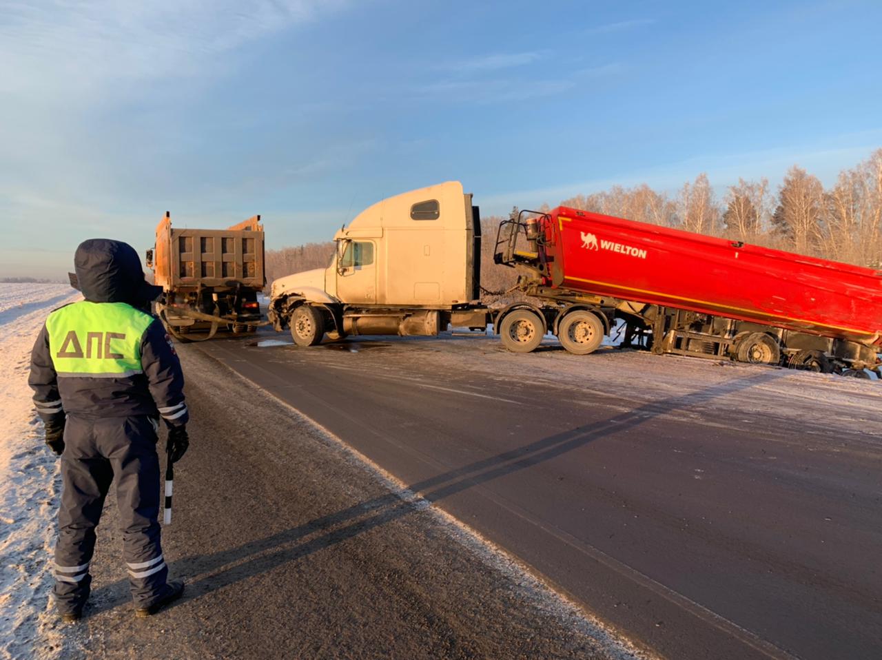 На трассе Екатеринбург-Тюмень произошло смертельное ДТП с тремя фурами