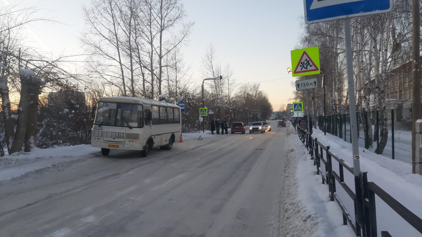 В Полевском ребенок поскользнулся на остановке и упал под автобус
