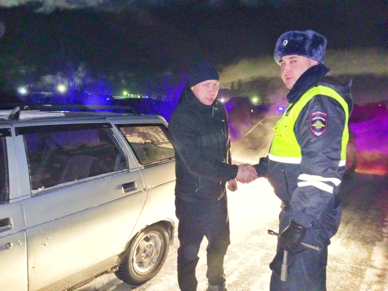 Свердловские автоинспекторы спасли автолюбителя, которому плохо прикрутили колесо в сервисе