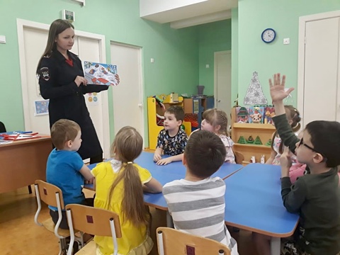 В рамках профилактики ДТП екатеринбургские полицейские посещают детские сады