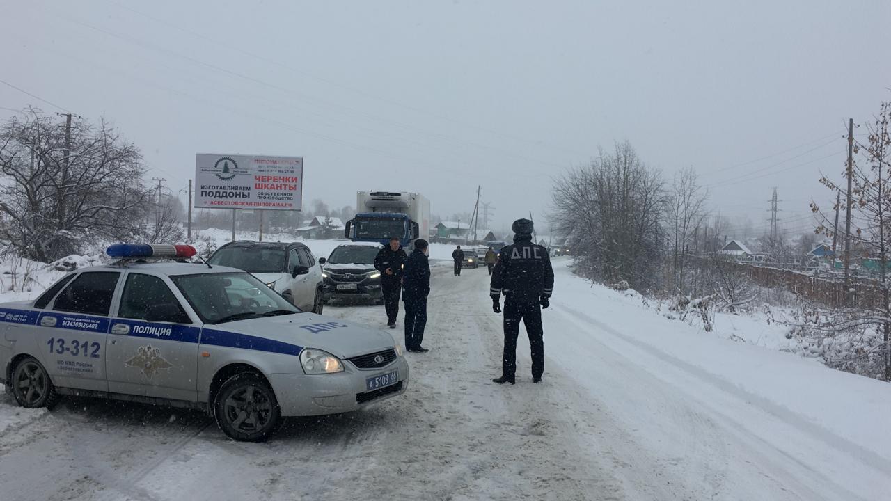 На фоне снегопадов Свердловская ГИБДД обратилась к автомобилистам