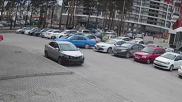 В Екатеринбурге автоледи на мерседесе при парковке повредила автомобиль и уехала с места ДТП