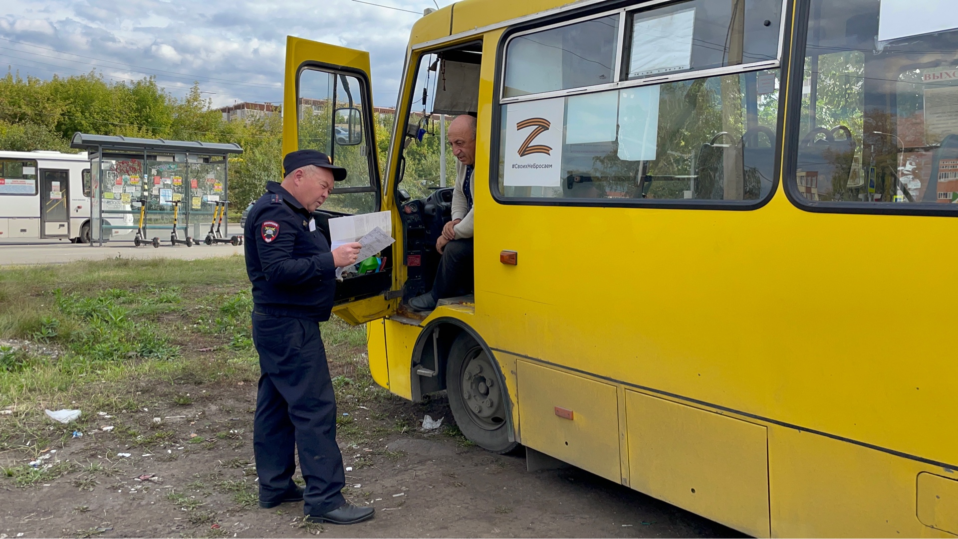 Сотрудники екатеринбургской ГИБДД проводят проверки автобусов
