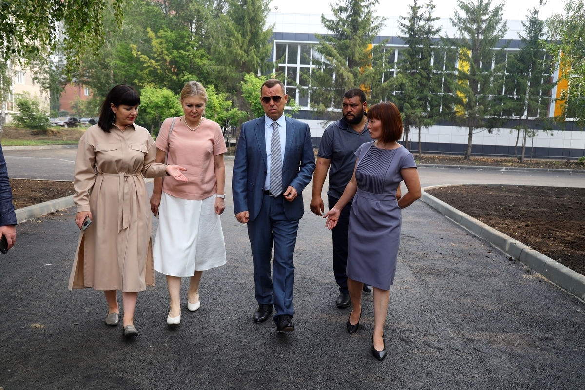 Губернатор Шумков проинспектировал работы по благоустройству территории 11 школы