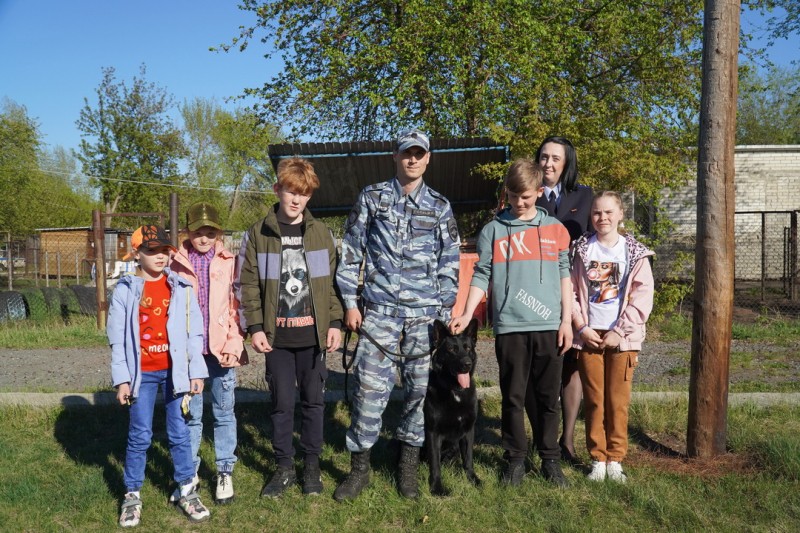 Воспитанникам Житниковского детского дома провели экскурсию по Центру кинологической службы Зауралья
