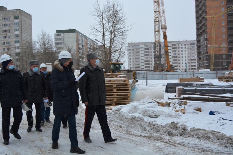 Руководитель ГУ МВД по Пермскому краю проверил ход строительства дома для сотрудников МВД
