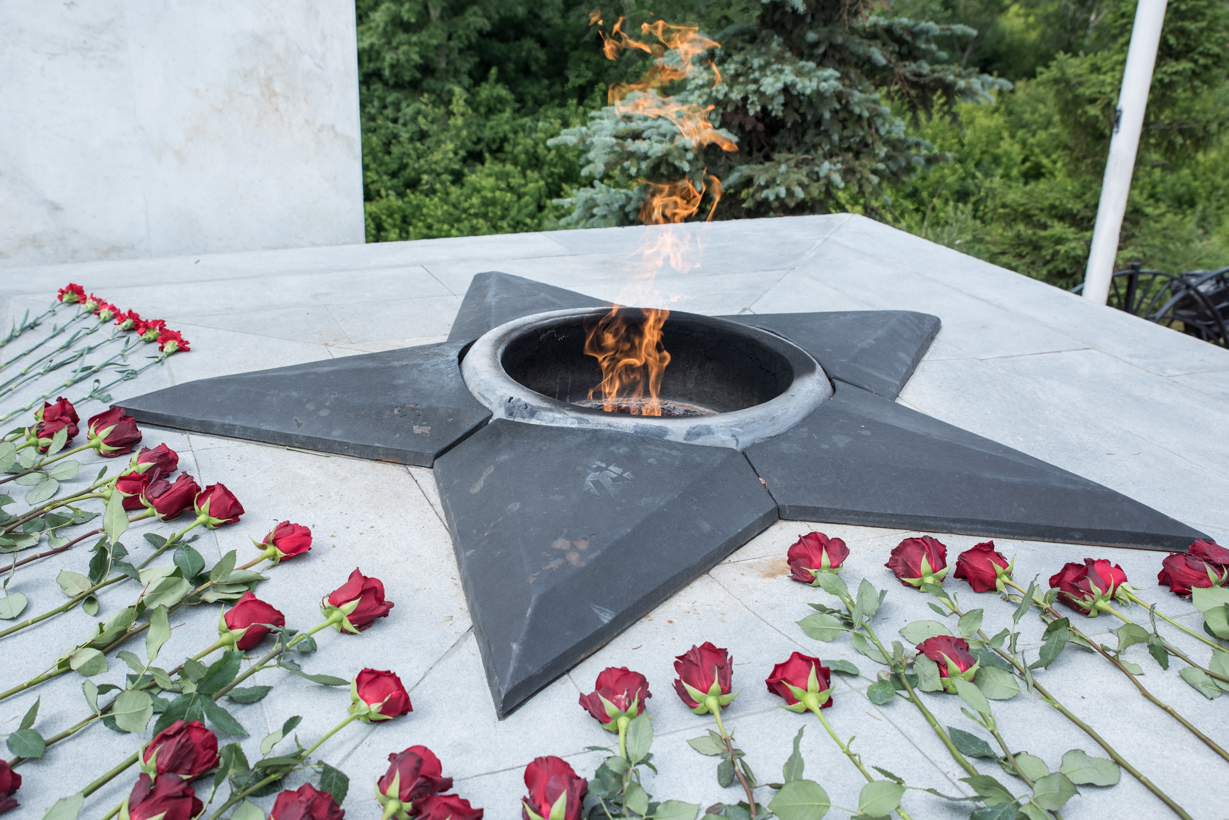 Губернатор Тюменской области принял участие в возложении цветов в память о 80-ти летней годовщине начала Великой Отечественной войны