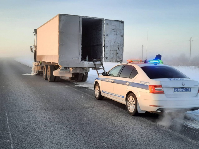 Инспектора ДПС помогают автолюбителям пережить аномальные морозы в Тюменской области
