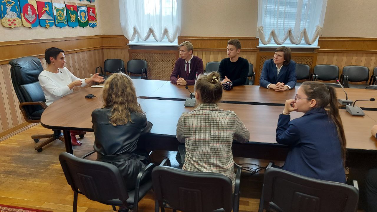 Для членов Молодежной палаты Ленинского района Челябинска провели экскурсию по региональному Заксобранию