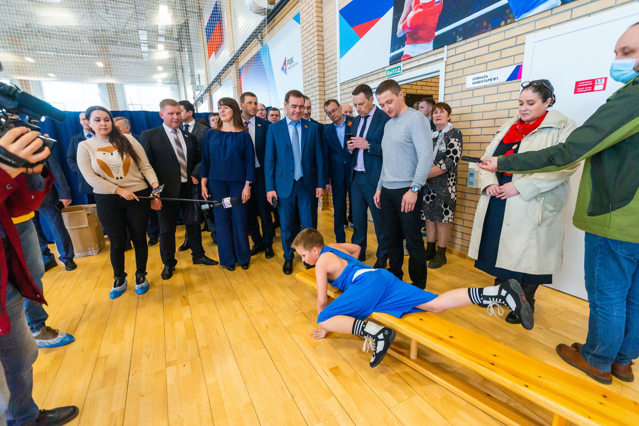 Челябинские депутаты посетили новый спортивный комплекс в Коркино
